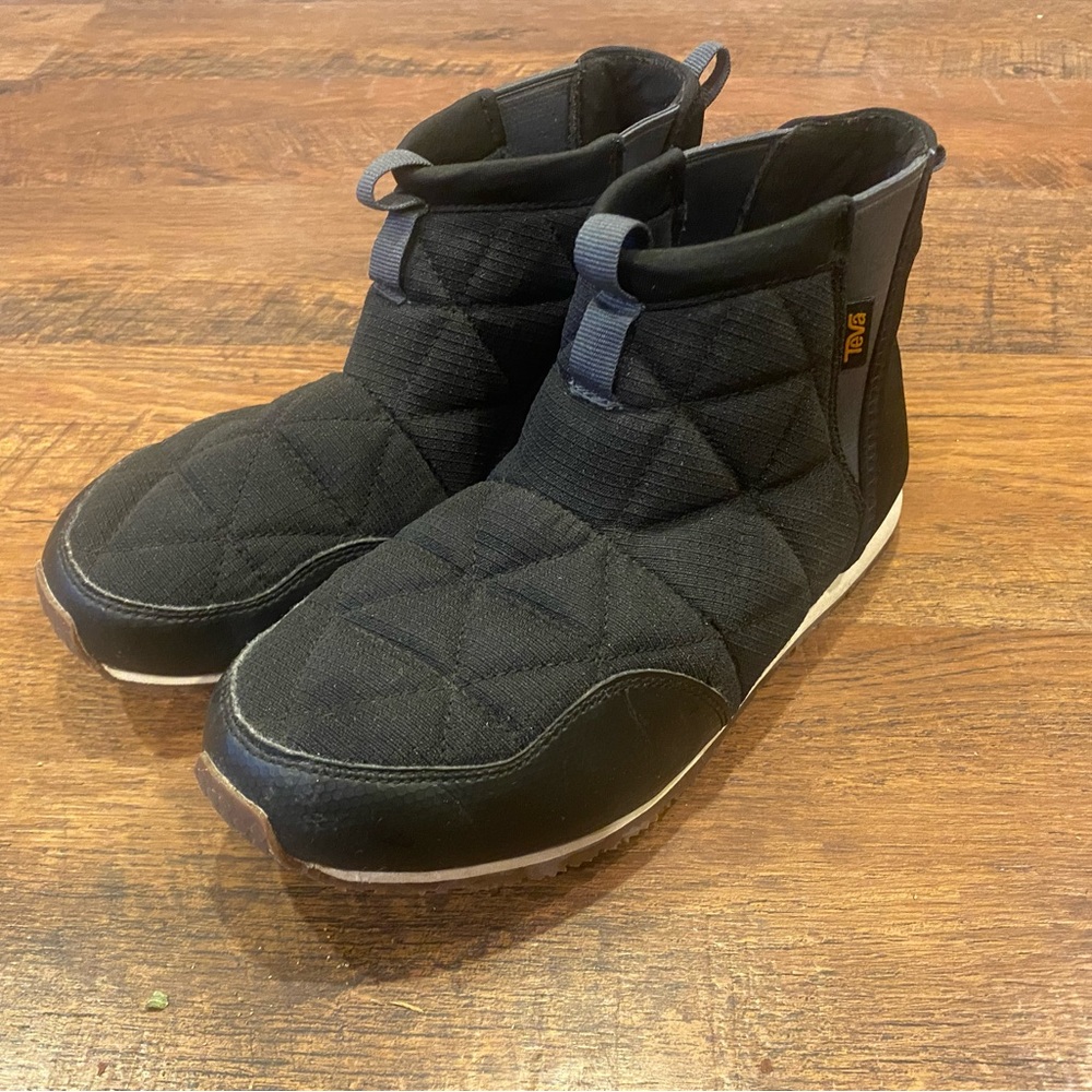 Teva pull on ankle booties. Excellent condition!